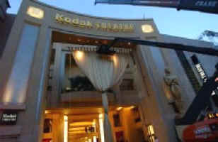 Pues no, no es "El Corte Ingls", quien anuncia la entrada de la primavera... es la entrega de los Oscar, que este ao estrenan cara y escenario: el Kodak Theatre.