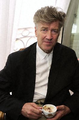 No hay que fiarse de las apariencias: cuando alguien parece tomar una taza de t�, quiz� est� haciendo otra cosa en el cine de Lynch.