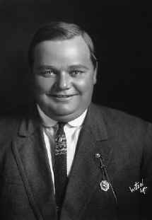 Roscoe Arbuckle, un personaje cuya vida podr�a haber inspirado algunas de las peripecias detectivestas de "Sunset", y que aqu� tiene una aparici�n epis�dica.