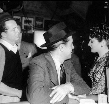 Billy dando instrucciones a los protagonistas de "D�as sin huella", la primera pel�cula de Hollywood qu abord� seriamente el tema del alcoholismo.