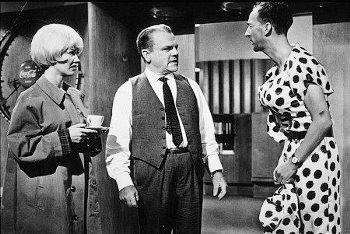 "Uno, dos, tres" o cómo convertir una apología de la Coca-Cola en un relato agridulce sobre el ascenso y caída de un pobre hombre en la sociedad occidental de consumo.