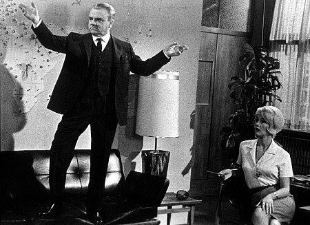 La utilización de Cagney como protagonista también adquiere en Wilder un significado especial: en algunas ocasiones podemos estar viendo al prototipo de tipo duro o al ganador del Oscar por "Yankee Doodle Dandee", lo que hace especialmente conmovedor su personaje.