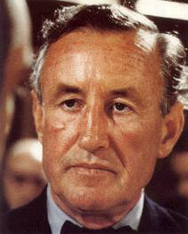Ian Fleming, un flem�tico escritor brit�nico que s�lo pudo ver en vida el �xito de los primeros cuatro t�tulos de la serie Bond... sus herederos, en cambio, no paran de agradecerle que creara un personaje tan exitoso.