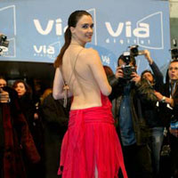 Pero sin duda, la imagen m�s recordada de los premios Goya no es la de la Guerra, sino la de la Paz... Paz Vega, naturalmente.