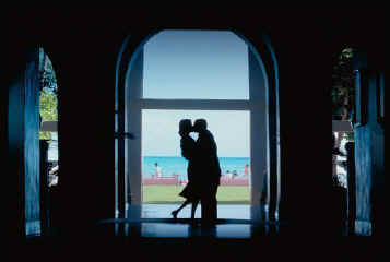 Embriagado de amor resulta ante todo un filme desconcertante. Esto es porque resulta dif�cil de definir o clasificar. 