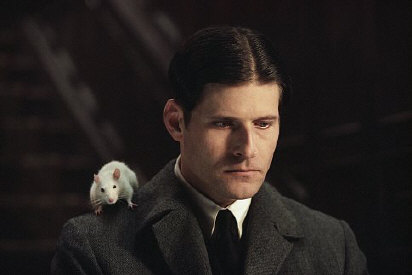 Un protagonista con claros paralelismos con el Norman Bates de "Psicosis".