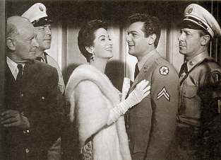 En "Vacaciones sin novia", Tony Curtis encarna una vez m�s al simp�tico arribista americano, esta vez, adem�s, en el mism�simo ej�rcito