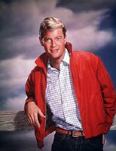 Antes que actor, Troy Donahue fue un mito de las "jovencitas" de la poca. Con todo, su interpretacin en "Una trompeta lejana", de Raoul Walsh, es ms que notable