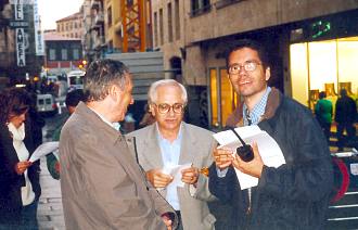 Adolfo (autor del texto) junto a Adolfo jr. (segundo ayudante de direcci�n) y Nacho Francia (responsable de prensa) durante el rodaje en las calles de Salamanca.
