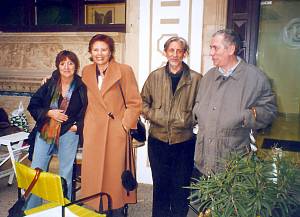 El dire de la revista, Adolfo Bellido, junto a Basilio Martín Patino y sus respectivas mujeres, durante el rodaje de "Octavia"