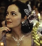 Quizá lo peor del filme sera reducir el rodaje de "La sal de la tierra" a una peliculita de aventuras que rompe con el tono general del filme