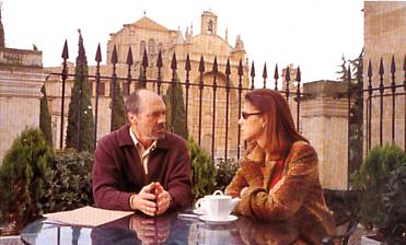 Miguel �ngel Sol� y su mujer, Blanca Oteyza, en un momento del rodaje. (Foto: J. L. L�pez Linares)