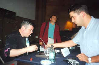 Bernardo Bonezzi (firmando un autgrafo al autor del artculo) presenta una partitura oscura y difcil, con pocas posibilidades de alzarse con el Goya