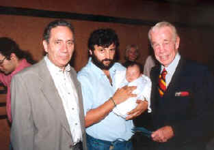 Adolfo y Sabn conversan con Boetticher. En la foto, camuflado, tambin se puede ver al seor Kaplan, que no quiso perderse el acto