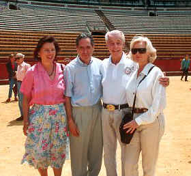 Adolfo y Boetticher en la plaza de toros de Valencia, acompaados de sus respectivas esposas, Elvira y Mary