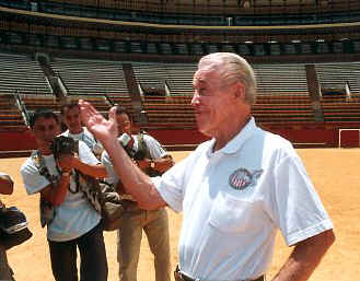 Quiz uno de los momentos ms emotivos para Budd fue su visita a la Plaza de Toros de Valencia, donde incluso dio unos capotazos... para la prensa