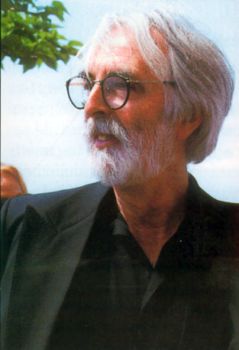 Michael Haneke, un cineasta de origen alemn, que realiza su cine en Austria y que reflexiona sobre la condicin de todos los europeos