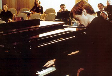 Haneke ha provocado, segn los comentarios ms "mundanos", que ms de un espectador tenga que ser atentido durante la proyeccin de "La pianista"... cuntos ms habran recibido su "impacto" si la pelcula hubiera tenido una distribucin ms comercial?