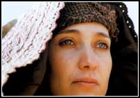 La pelcula adopta el punto de vista de la mujer afgana que vuelve a su pas despus de recibir una cultura occidental