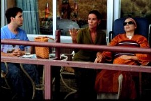 Consciente de alg�n problema en la historia, Almod�var recurre a gags y personajes habituales de su cine para rellenar alg�n hueco.