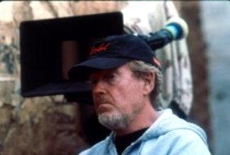 �Qui�n dijo que el cine no anima a las tropas? Un buen ejemplo: proyectar "Black Hawk derribado" a los soldaditos americanos desplazados a Afganist�n.