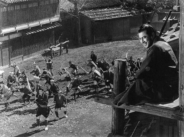 Toshiro Mifune, desde su privilegiada posici�n, observa con iron�a las conspiraciones de un pueblo llamado a autodestruirse si alguien no lo impide.