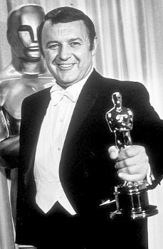 Rod Steiger con su Oscar por "En el calor de la noche".