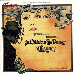 Ms que una ciudad o un barrio, Chinatown es un estado de nimo, unos seres condenados, como sugiere claramente la extraordinaria banda sonora de Jerry Goldsmith.