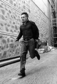 Johnny Depp es "el hombre que corre"... aunque poco puede hacer para escapar de l cuando el Diablo presente un aspecto tan apetecible como el de Emmanuelle Seigner.