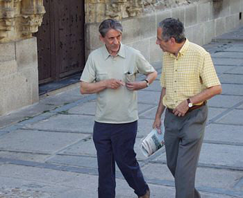 Basilio Martn Patino y nuestro director, Adolfo Bellido, autor de un libro y, en este nmero, de un extenso anlisis sobre su obra.