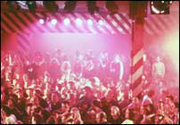 La pel�cula lo que nos cuenta en realidad es esa apuesta por una forma de vida alejada de lo habitual.