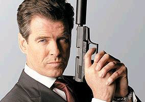 No s�lo los veh�culos y los gadgets, tambi�n el rostro de Bond se ha adaptado a los nuevos tiempos: Pierce Brosnan encaja a la perfecci�n con el nuevo aire de la serie, todo sofisticaci�n y marketing.