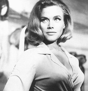Pussy Galore, una de las primeras chicas Bond. �Alguien dijo que el primer Bond era serio? Busquen, busquen el significado de "Pussy" en un buen diccionario de ingl�s...