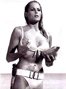 No, no es una Venus de Botticelli, se trata de la primera aparici�n de Ursula Andress, lo que tambi�n contribuy� a aumentar el �xito de "Dr. No", dadas sus evidentes cualidades... interpretativas.