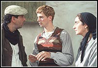 La pel�cula parece apostar por el cuadro costumbrista que muestra el asombro del escritor brit�nico.