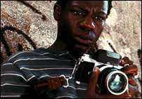 La inevitabilidad del destino no permite a los protagonistas escapar del barrio donde impera el crimen.