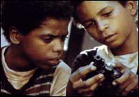 Asistimos al paso de dos d�cadas en un barrio marginal del mismo nombre que la pel�cula.