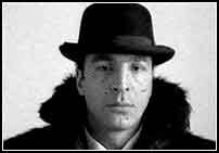 Pese a alg�n desliz por su af�n de mitificar, la pel�cula es un documento atrevido, original y reflexivo.