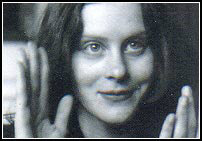 Es dif�cil encontrar en las salas comerciales pel�culas parecidas al experimento que nos propone Godard.