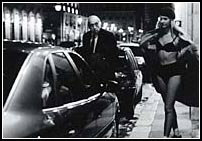 La pel�cula propone un enfrentamiento entre el cine sencillo y el ampuloso rodado por los norteamericanos.