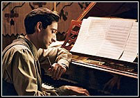 Desde su escondite y su soledad, este pianista es testigo de la crueldad que se extiende a su alrededor.