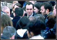 Las bondades de este filme sometido a la eutanasia de las carteleras comerciales no termina aqu�: adem�s de relatar un episodio mal contado hasta la fecha, observamos las idas y las venidas de unos personajes que jam�s se pierden