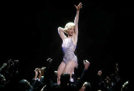 Marshall logra pervertir la falacia del sue�o americano desde la aparente ligereza de un musical.