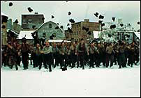 Despliega en la pantalla los temas repetidos en su filmograf�a: la ciudad de Nueva York, la violencia y el enfrentamiento, el sentimiento de culpabilidad, la religiosidad (irlandeses, iglesia) y, sobre todo, la supervivencia de una serie de personajes en un mundo donde el mal campa libremente. 