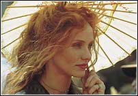 Y es que toda la pel�cula no hace m�s que ocultarse bajo la brillantez de una producci�n inmensa (decorados, vestuario, movimientos de c�mara, extras, etc.).