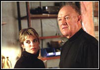 Entre tantos giros y trampas destaca un muy torpe tiroteo, a medio camino de la carencia del realizador en la acci�n y del deseo de buscarle un sentido humano y realista 