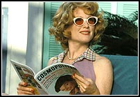 La pertinente reflexi�n elaborada por Haynes extrae sus patrones narrativos de las claves gen�ricas del melodrama, g�nero dominado por el realizador de origen austriaco Douglas Sirk en el Hollywood de los a�os 50 