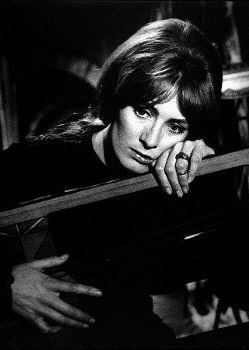 La fotograf�a de Camelol es, premeditadamente oscura, acorde con la historia narrada. Las secuencias se iluminan por la tenue luz de las velas, de las antorchas. Si la secuencia de la boda se narra entre velas, la de la frustrada quema en la pira de Ginebra se �ilumina� con antorchas.