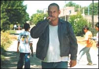 El sentido de western, m�s con implicaciones de serie negra, va dotando a Un oso rojo de un cierto car�cter testimonial sobre la situaci�n pol�tica argentina. 