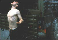 Pero pronto la narraci�n queda estancada en un supermercado y la pel�cula se parece demasiado al "Zombie" de George Romero.